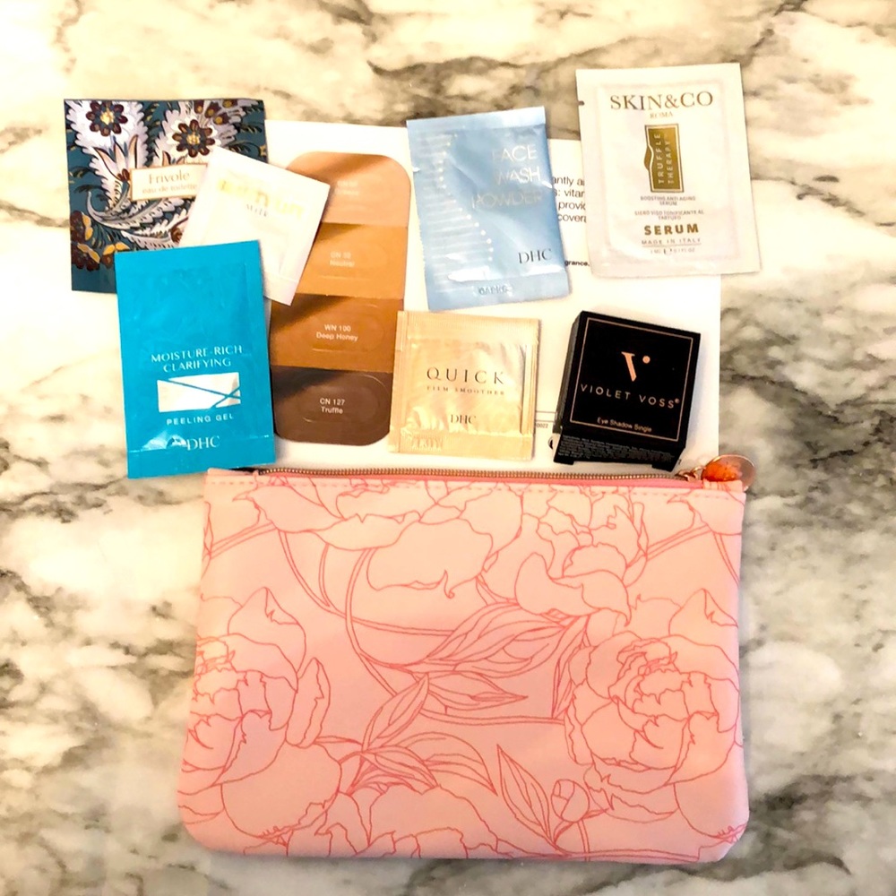 New make up bag w/7 packet samples & deluxe sample